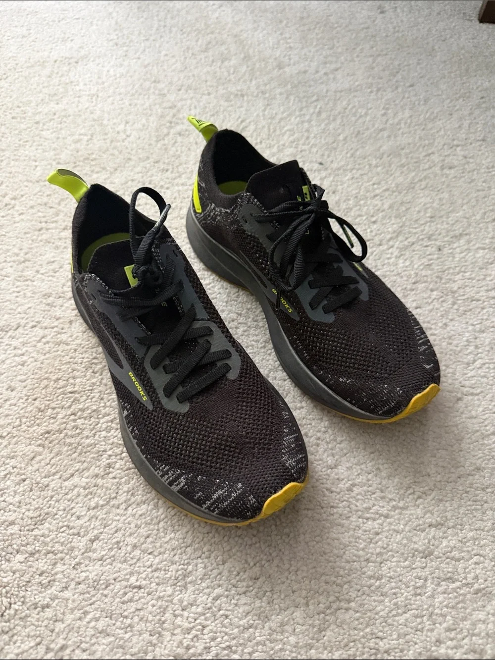 Women’s Brooks Levitate 4 in Black/Neon
